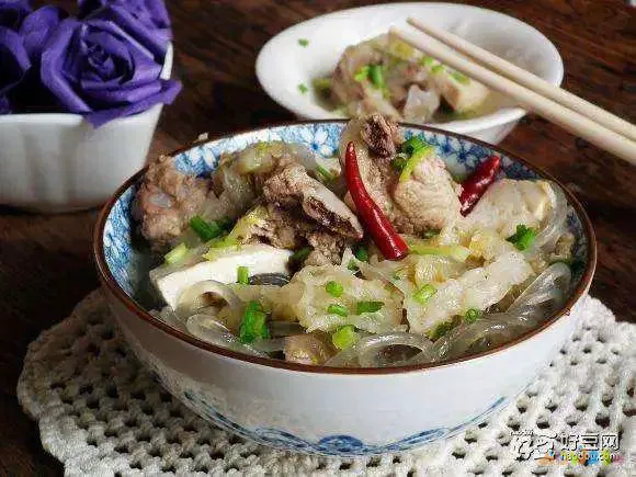 排骨炖酸菜家常做法_排骨烩酸菜的家常做法_酸菜炖粉条的做法家常