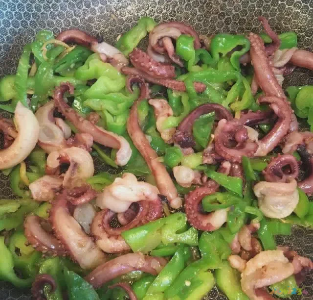 鱿鱼须炒韭菜的做法_鱿鱼炒韭菜的做法窍门_家常鱿鱼炒韭菜的做法