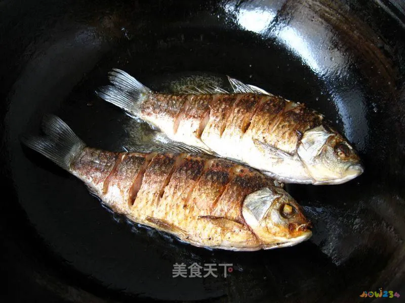 炖鲫鱼的家常做法_炖小鲫鱼的家常做法_鲫鱼炖粉条家常做法大全