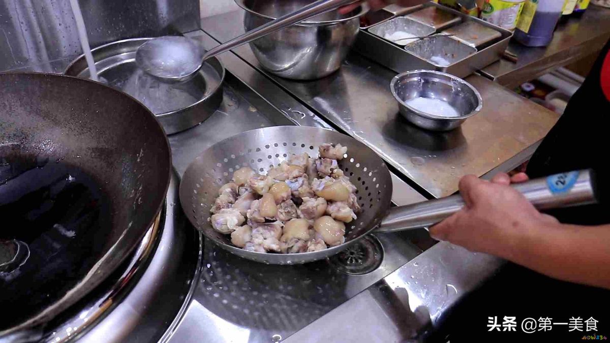 家庭版的酱猪蹄儿怎么做_家庭酱猪蹄的做法_酱猪蹄的家常做法