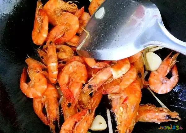 家常油焖大虾简单做法_白菜焖大虾的做法_红烧大虾做法家常做法