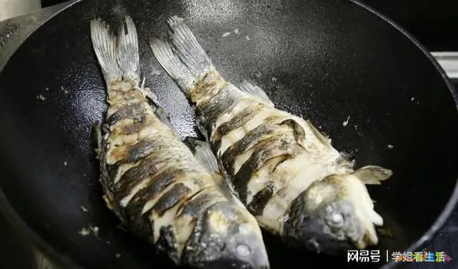 炖鲫鱼的家常做法_家常炖鲫鱼_红烧鲫鱼炖豆腐的家常做法