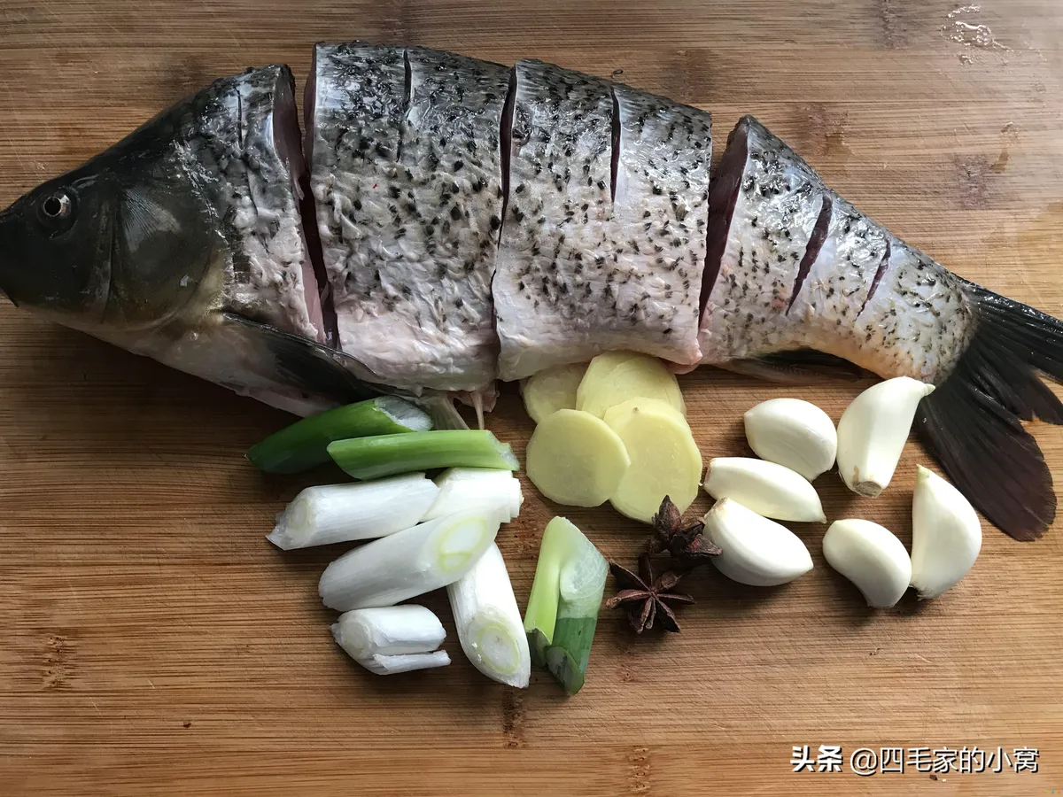 家常炖鲤鱼的做法_排骨炖鲤鱼家常做法_炖鲤鱼家常做法大全