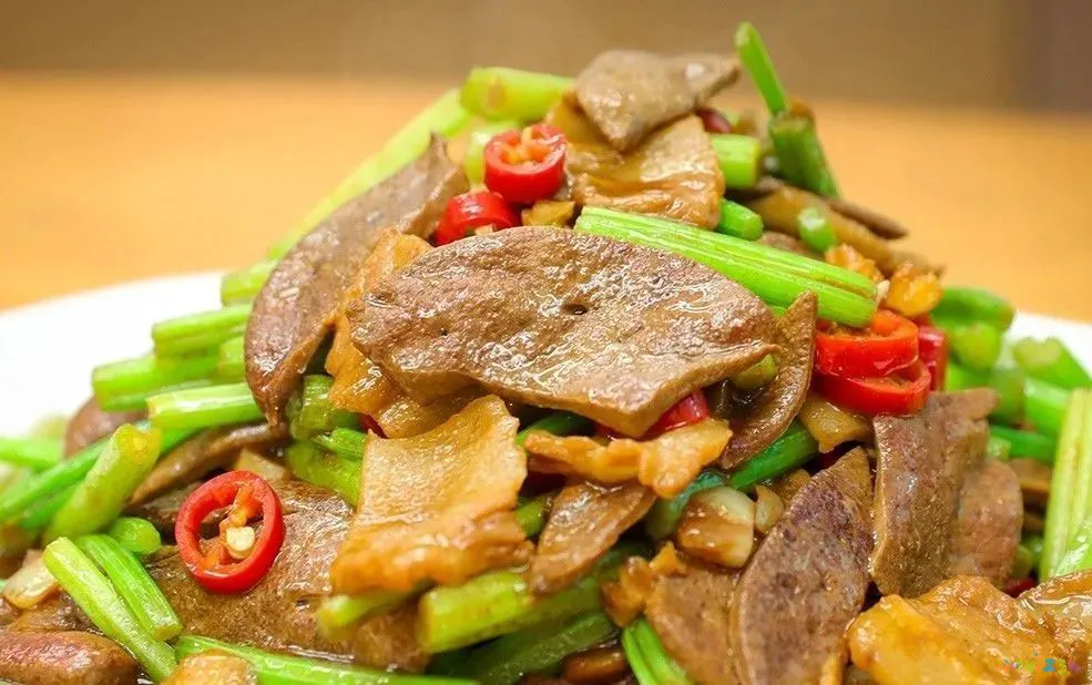 芹菜炒猪肝的家常做法_芹菜炒猪肝怎么炒好吃_芹菜炒家常猪肝做法视频