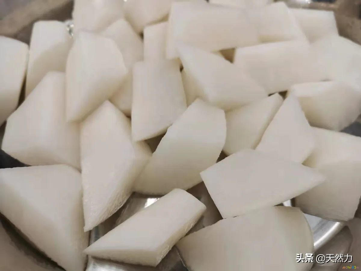 排骨白萝卜煲汤的做法（家常老火靓汤之萝卜排骨汤）