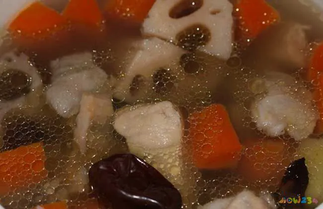 排骨炖藕的家常做法_如何炖排骨藕好吃_炖排骨藕家常做法视频