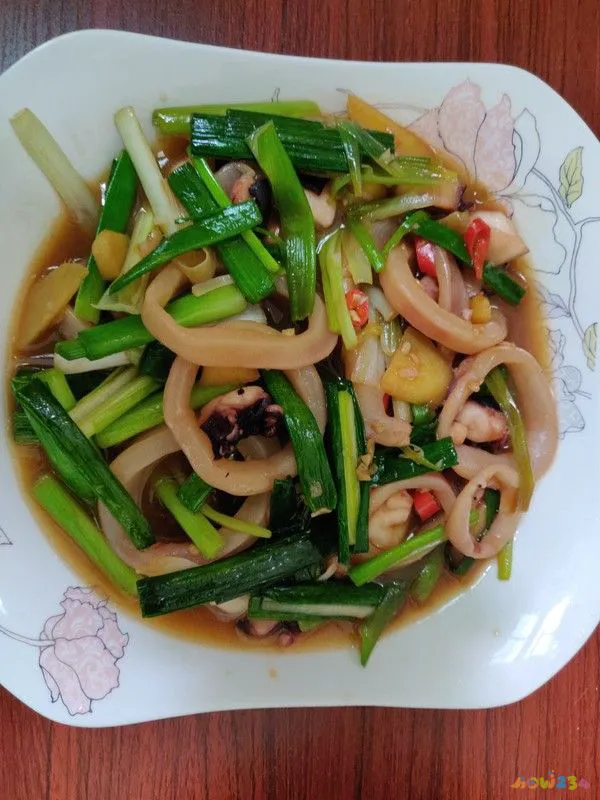 鱿鱼炒韭菜的做法视频_鱿鱼须子炒韭菜的做法_家常鱿鱼炒韭菜的做法