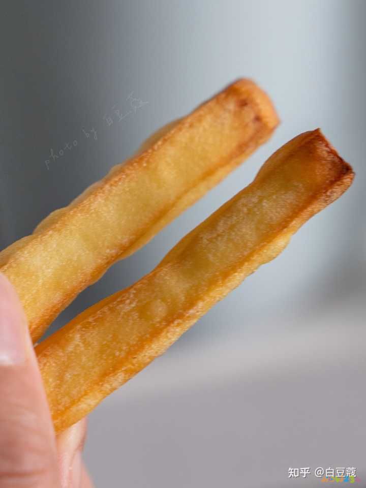 炸红薯条的家常做法_炸白薯条做法_炸薯条的家常做法