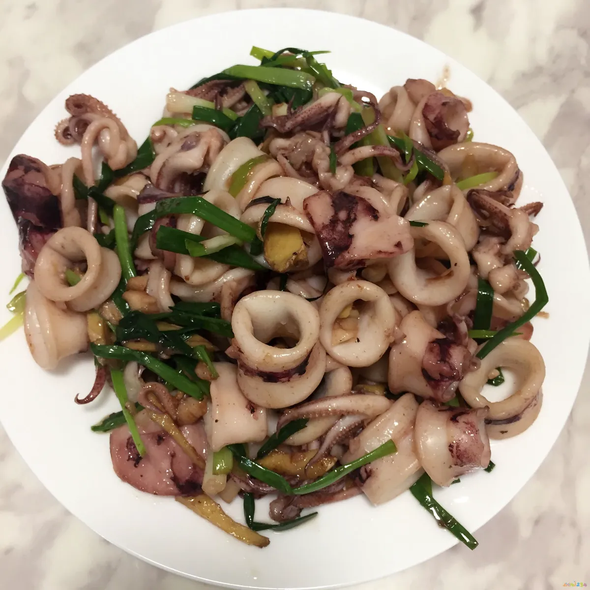 家常鱿鱼炒韭菜的做法_鱿鱼炒韭菜的做法视频_鱿鱼须子炒韭菜的做法