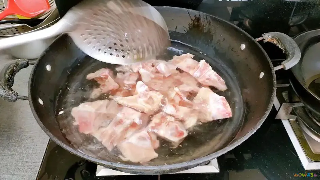 酸菜炖五花肉家常做法_排骨炖酸菜家常做法_酸菜炖粉条的做法家常