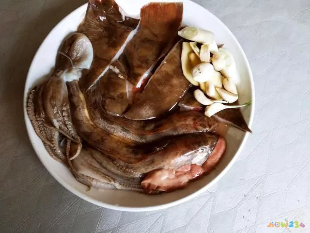 鱼杂炖豆腐的做法_鱼炖茄子的家常做法_家常炖海杂鱼