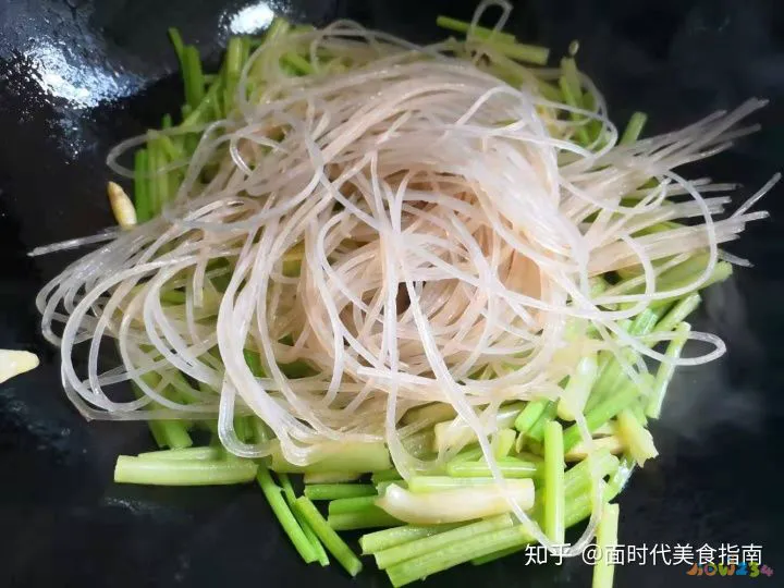 豆芽炒粉条的家常做法_芹菜炒粉条的家常做法_东北芹菜炒粉条的做法