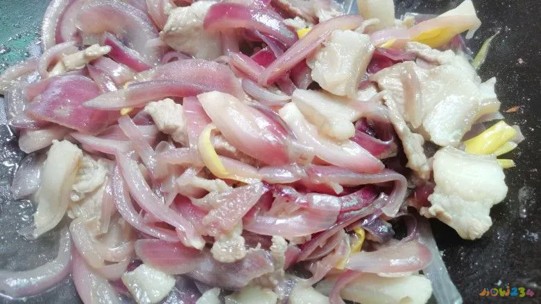 家常洋葱炒肉_羊肉炒洋葱木耳的做法大全家常做法_青椒炒洋葱的做法大全家常