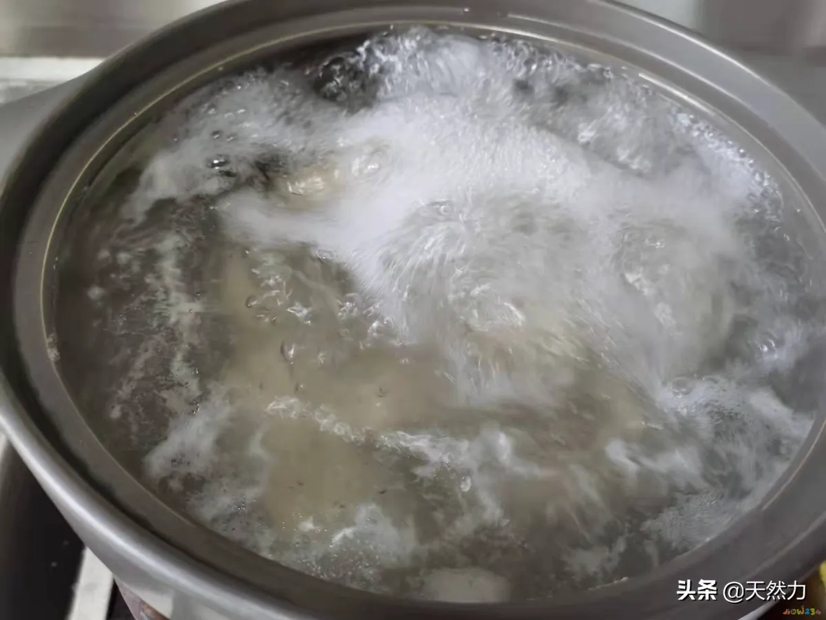 排骨白萝卜煲汤的做法（家常老火靓汤之萝卜排骨汤）