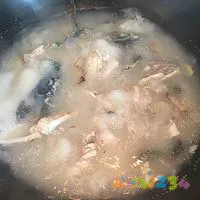 番茄鱼骨汤的做法大全窍门_广东三文鱼骨汤的做法_鱼骨汤的家常做法