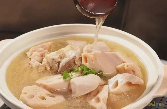 排骨炖藕的家常做法_家常排骨炖藕汤的做法_排骨炖藕的做法