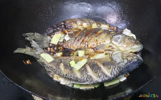 红烧鲫鱼怎么煎不掉皮（传统家常菜红烧鲫鱼）(5)