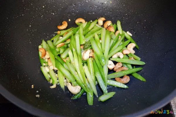 炒蒜苔炒肉的家常做法_炒丝瓜炒肉的家常做法_炒刀削面的家常做法