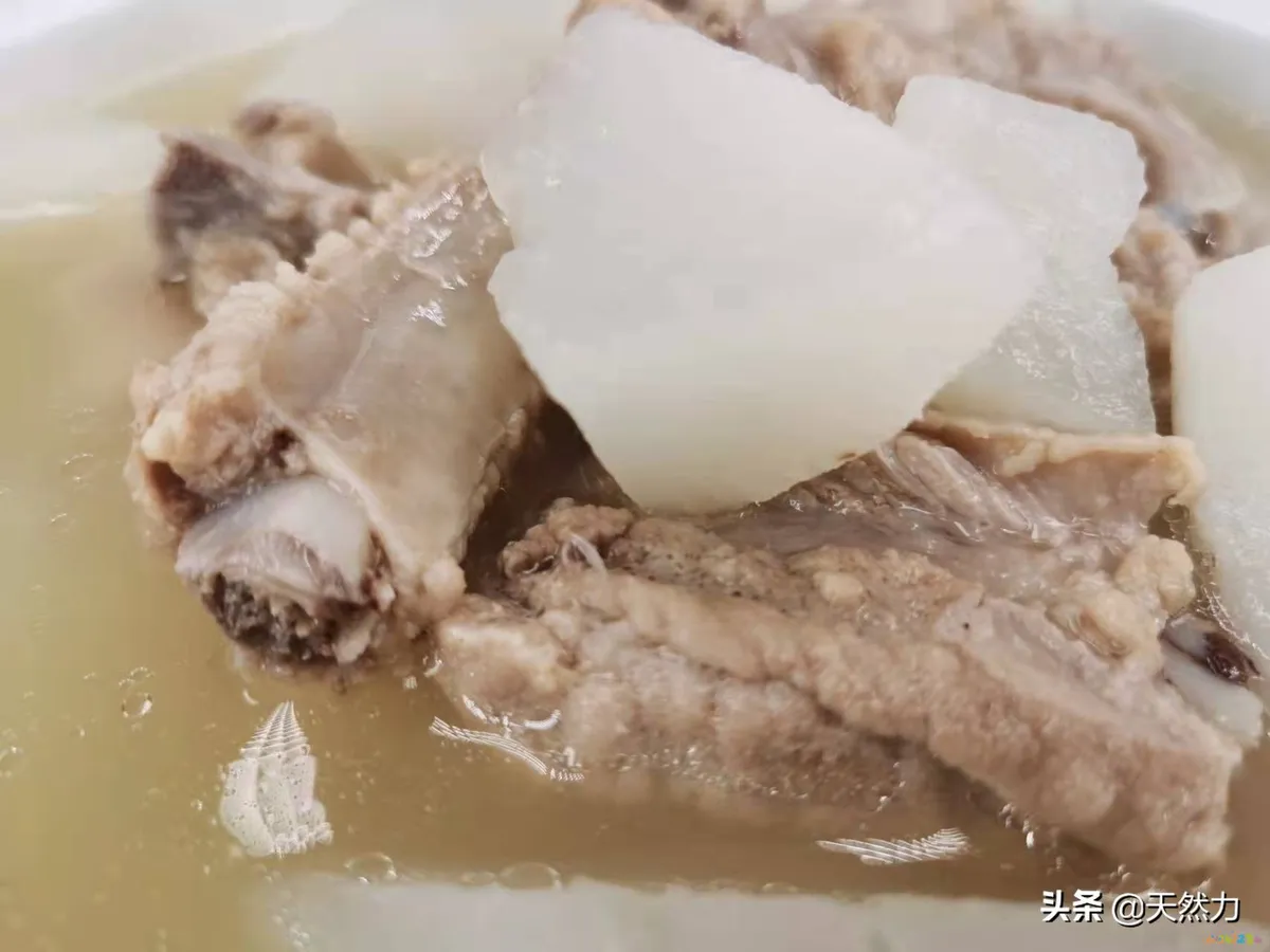 排骨白萝卜煲汤的做法（家常老火靓汤之萝卜排骨汤）