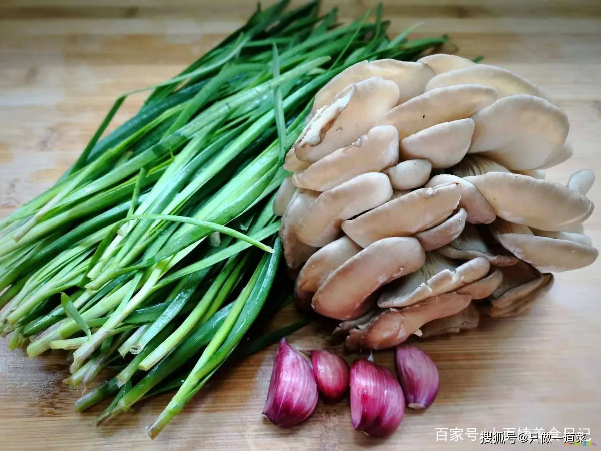 鱿鱼炒韭菜饭店做法_鱿鱼炒韭菜的做法视频_家常鱿鱼炒韭菜的做法