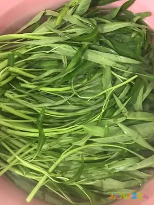 潮汕经典家常菜，普宁豆酱炒空心菜的做法 步骤1