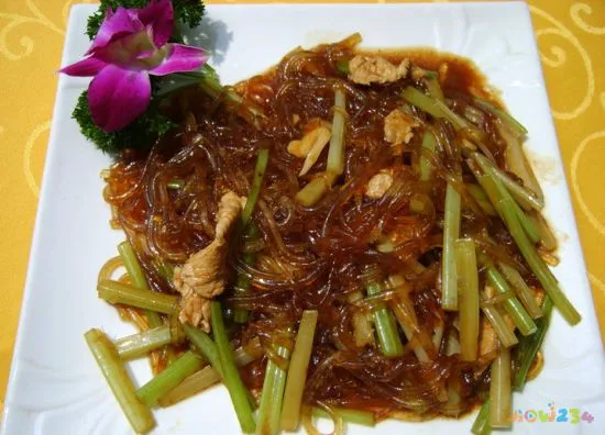 芹菜炒粉条的家常做法_东北芹菜炒粉条的做法_豆芽炒粉条的家常做法