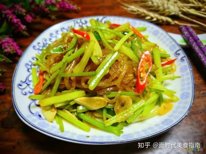 豆芽炒粉条的家常做法_东北芹菜炒粉条的做法_芹菜炒粉条的家常做法