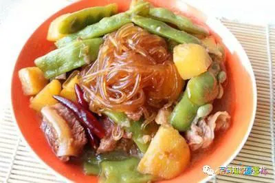 鸡肉炖粉条家常做法_土豆鸡肉炖粉条的做法_东北鸡肉炖粉条的做法