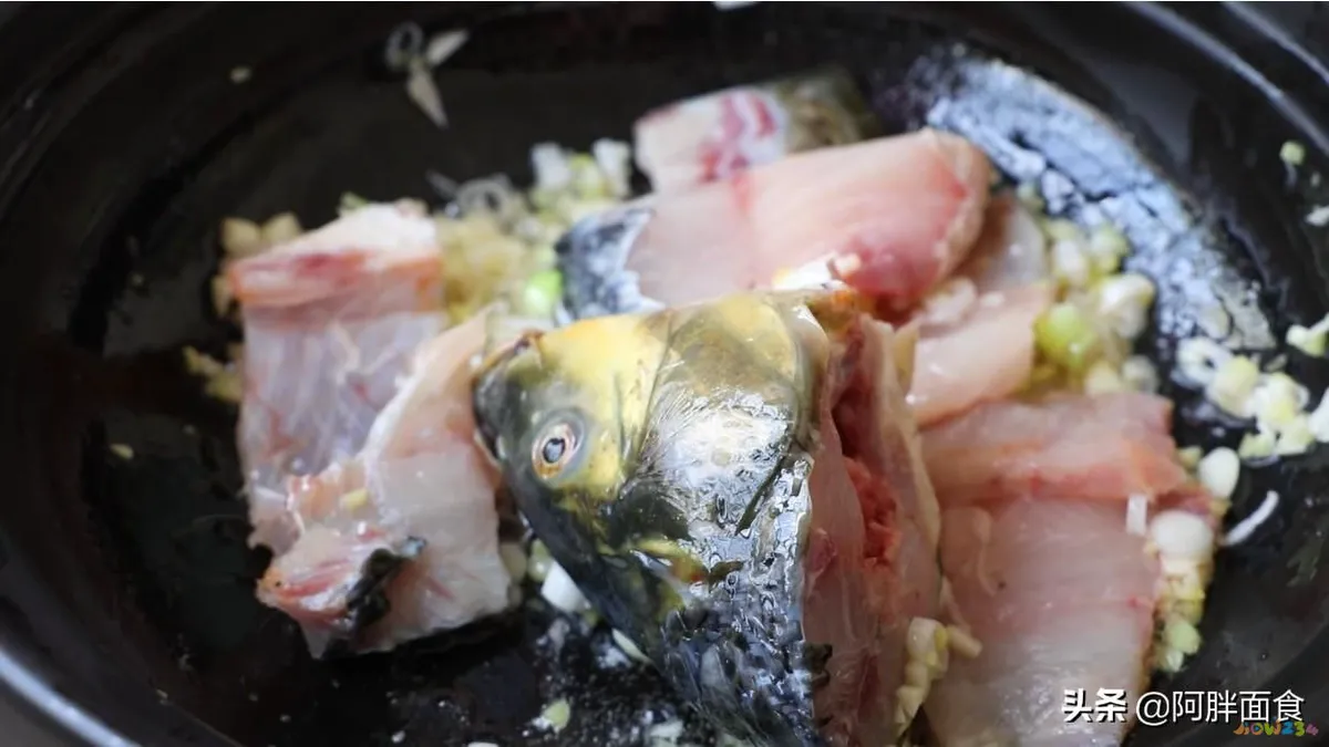 炖鲤鱼家常做法最好吃_家常炖鲤鱼的做法_炖鲤鱼家常做法怎么做