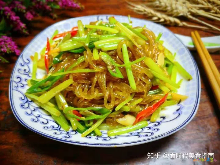 豆芽炒粉条的家常做法_东北芹菜炒粉条的做法_芹菜炒粉条的家常做法