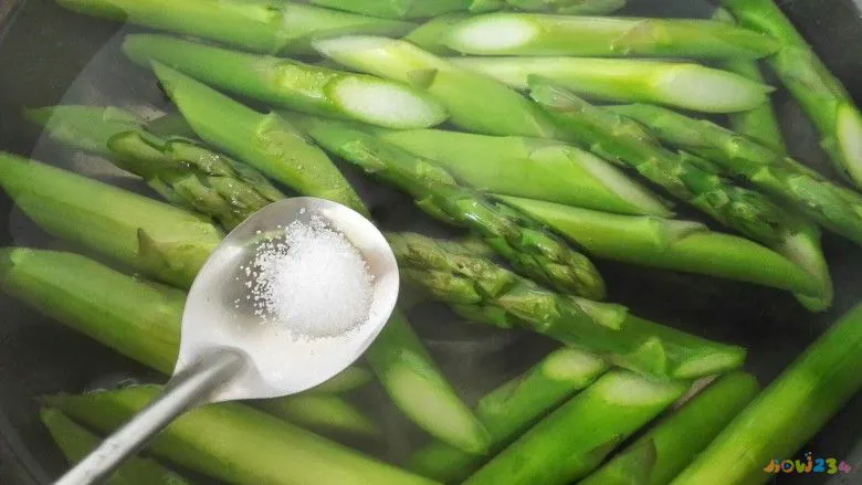 炒蒜苔炒肉的家常做法_炒丝瓜炒肉的家常做法_炒刀削面的家常做法