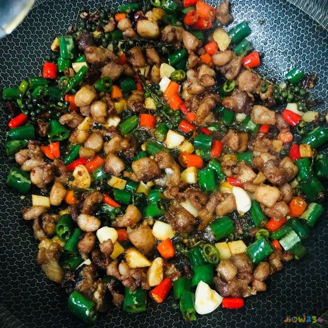 尖椒鸡的家常做法_最美家常菜尖椒鸡_怎样做尖椒鸡视频