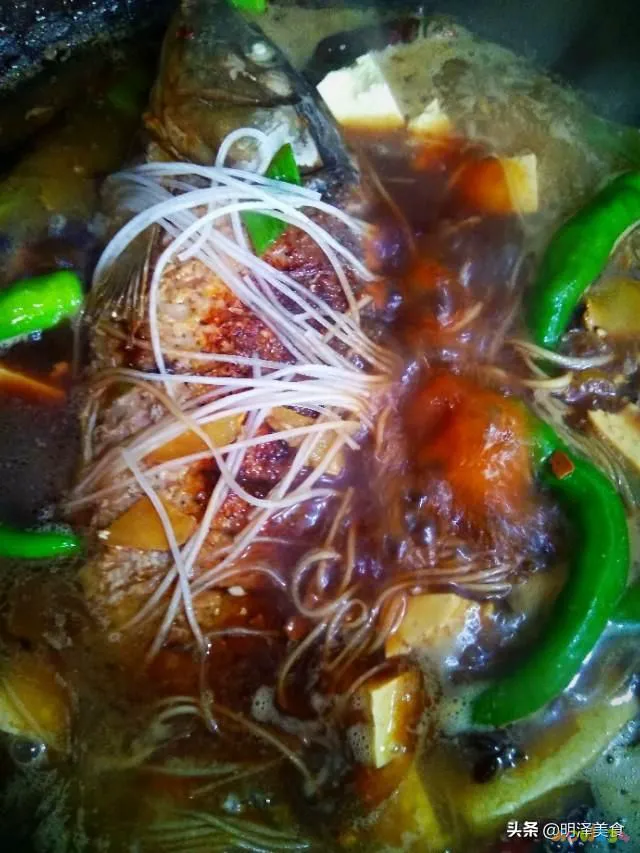 家常炖鲤鱼的做法_炖鲤鱼家常做法窍门_炖鲤鱼家常做法怎么做