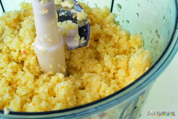 家常自制香辣酱的做法_家常蒜蓉辣酱的做法_辣酱炒鱿鱼的家常做法