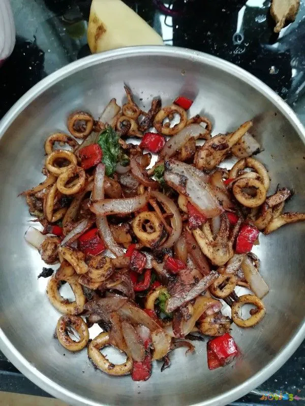 鲜鱿鱼的做法大全家常_鱿鱼花的做法大全家常_芹菜炒鲜鱿鱼的家常做法