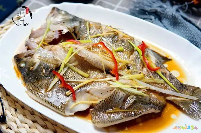 清蒸草鱼的家常做法_清蒸鲈鱼的家常做法_清蒸草鱼家常做法