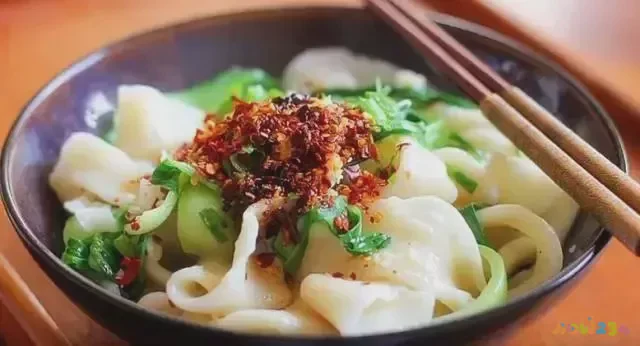 油泼面的家常做法文字_家常版油泼面_油泼面家常做法