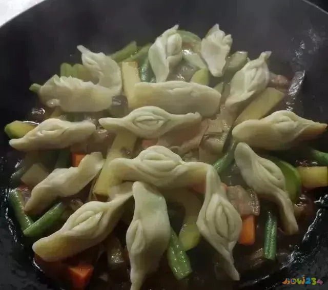 白菜家常做法焖饼视频_白菜焖饼的家常做法_白菜家常做法焖饼怎么做