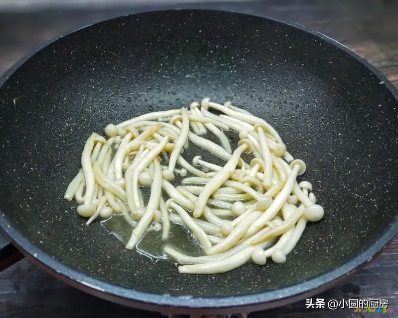 白雪菇的家常做法_神农白雪菇的做法_肉炒白玉菇的家常做法