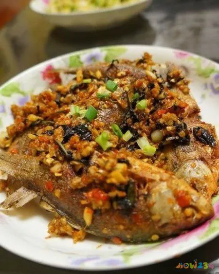 炖小鲫鱼的家常做法_炖鲫鱼的家常做法_鲫鱼炖粉条家常做法大全