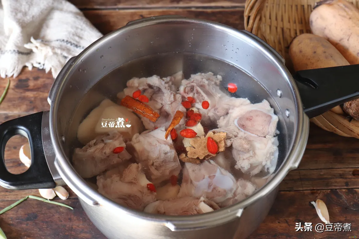 排骨炖藕的做法高压锅_排骨炖藕的家常做法_电压力锅排骨炖藕的做法