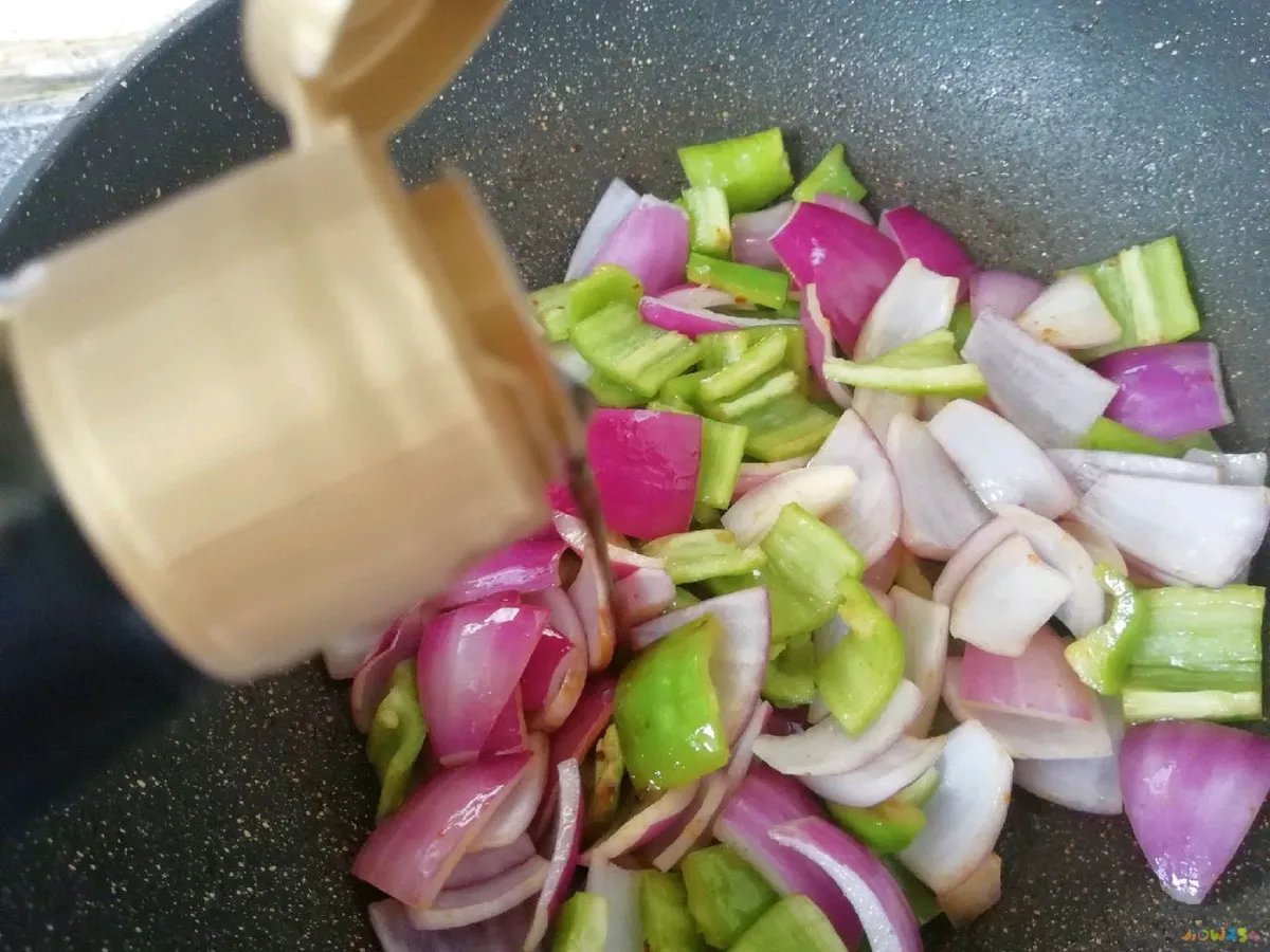 青椒炒洋葱的做法大全家常_家常洋葱炒肉_羊肉炒洋葱木耳的做法大全家常做法