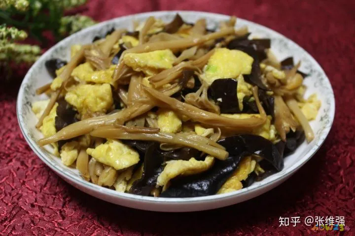 芹菜炒粉条的家常做法_芹菜粉条炒肉的做法_羊肉炒芹菜粉条的做法