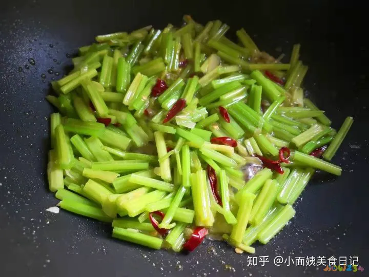 包菜炒粉条的家常做法_芹菜粉条炒肉的做法_芹菜炒粉条的家常做法
