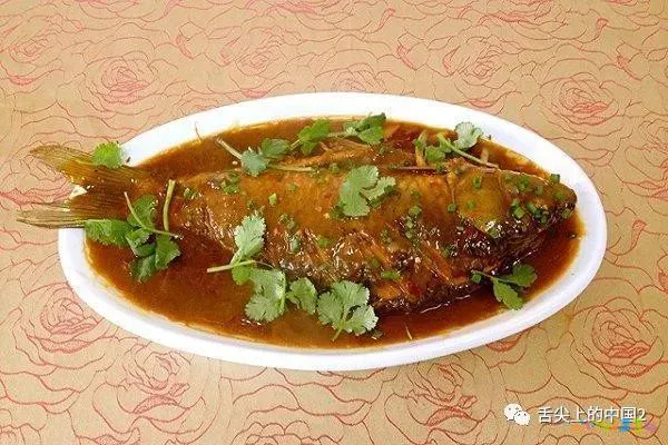 豆腐炖鲫鱼的家常做法_炖鲫鱼的家常做法_啤酒炖鲫鱼的家常做法