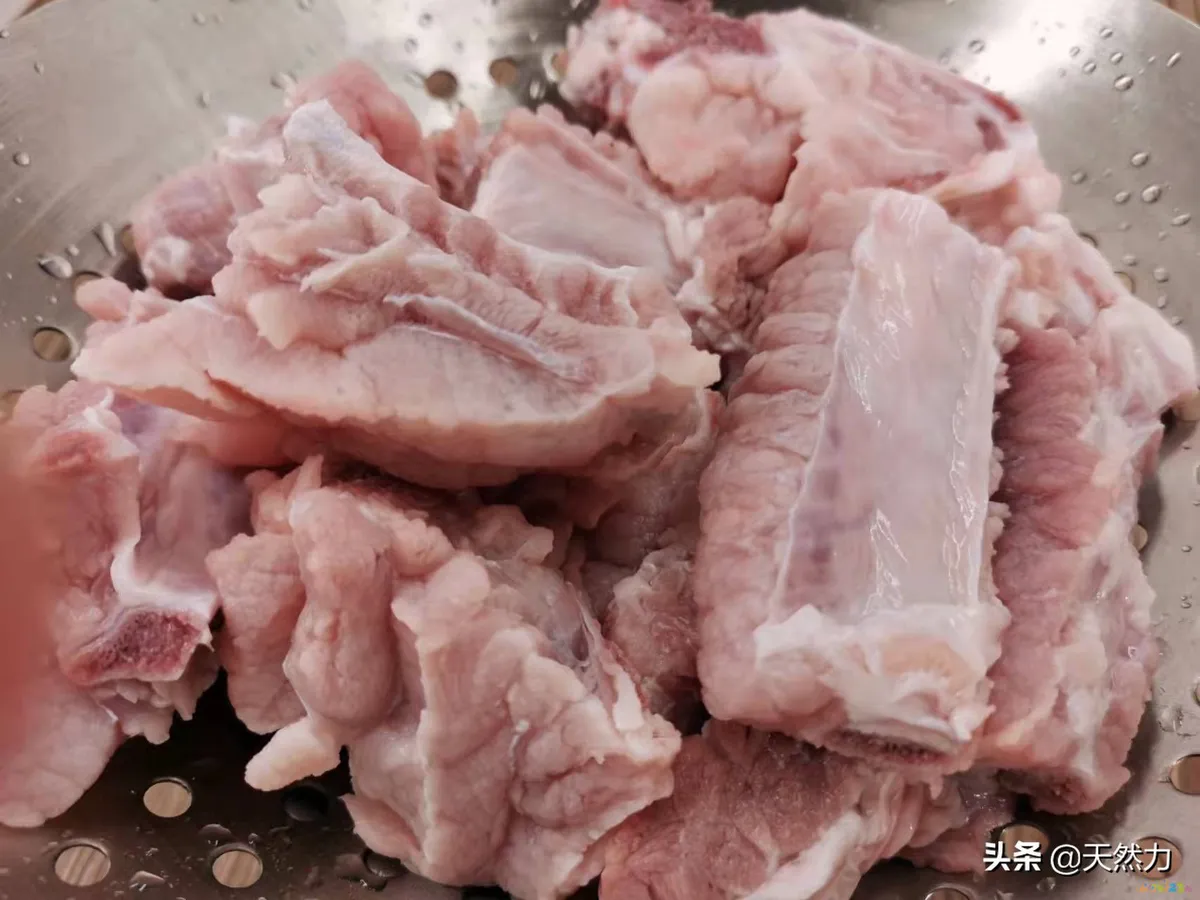 排骨白萝卜煲汤的做法（家常老火靓汤之萝卜排骨汤）