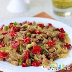 土豆鸡肉炖粉条的做法_东北鸡肉炖粉条的做法_鸡肉炖粉条家常做法