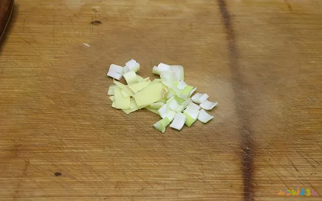 红烧鲫鱼怎么煎不掉皮（传统家常菜红烧鲫鱼）(2)