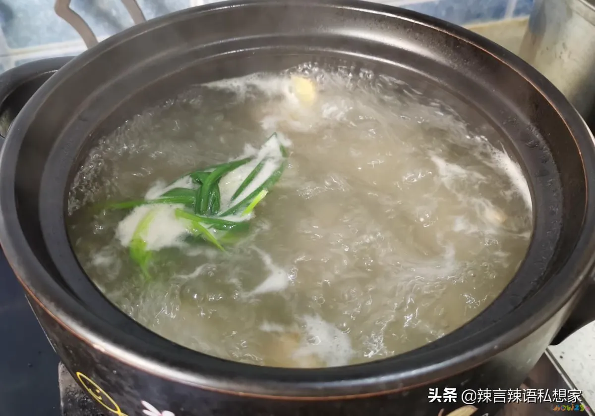 排骨炖藕的做法_排骨炖藕的家常做法_家常排骨炖藕汤的做法