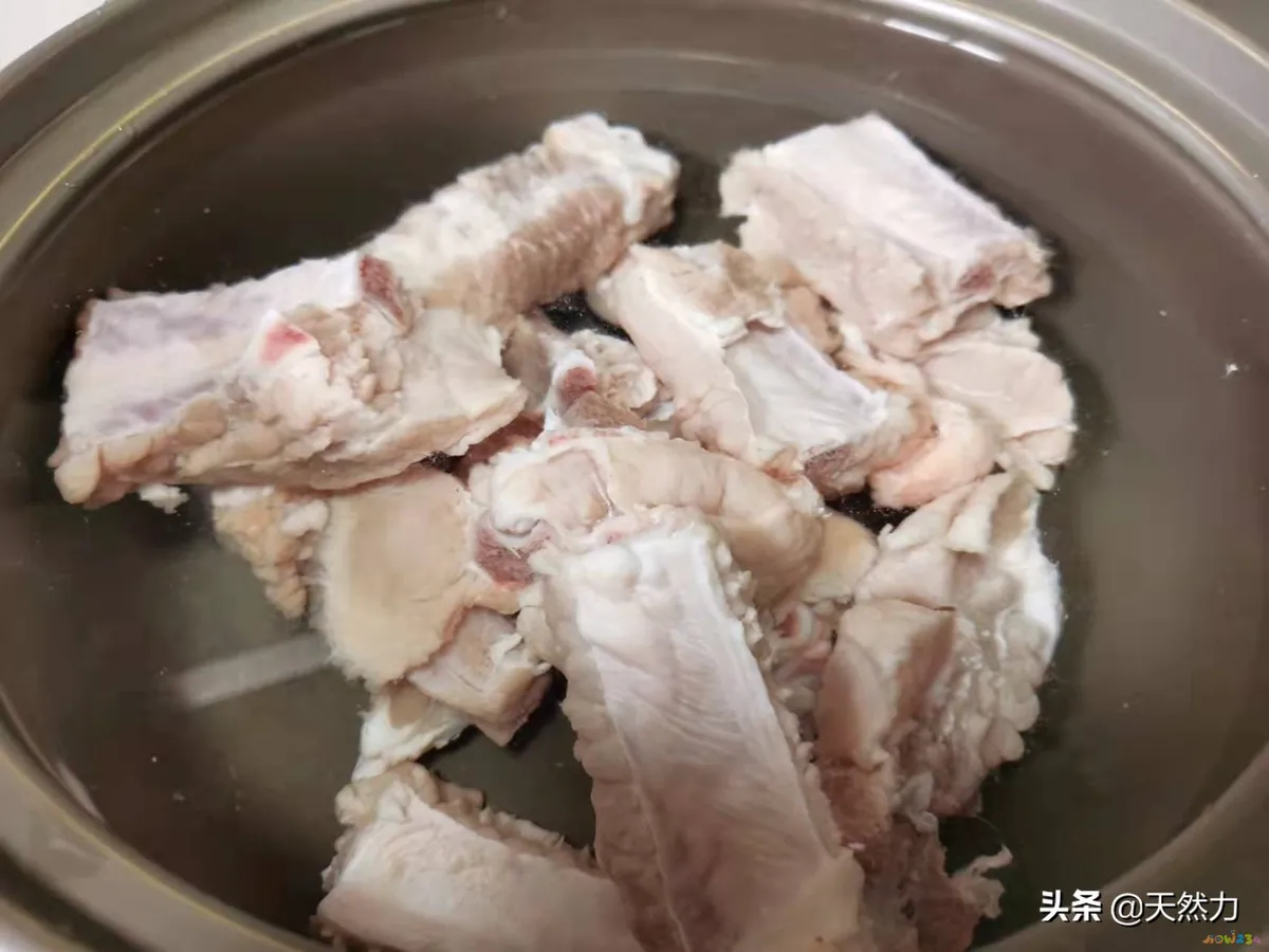 排骨白萝卜煲汤的做法（家常老火靓汤之萝卜排骨汤）